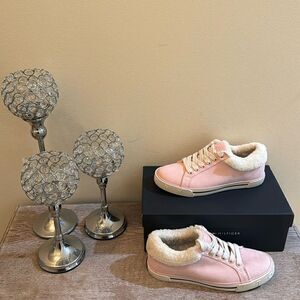 Tommy Hilfiger Olivee2 Casual Fashion Sneakers- Light Pink- Size 6 M- NIB